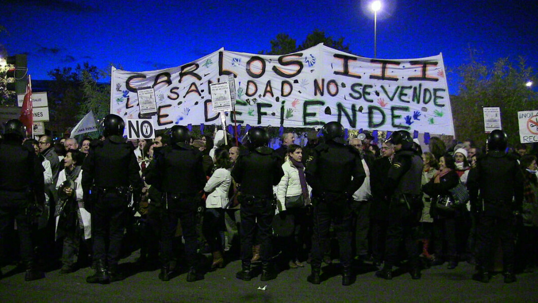 Sannheten kan ikke kjøpes: Spanske studenter og lærere protesterer nå i Madrids gater. Dette bildet er fra en demonstrasjon i desember 2012. FOTO: Flickr/alexluhrman
