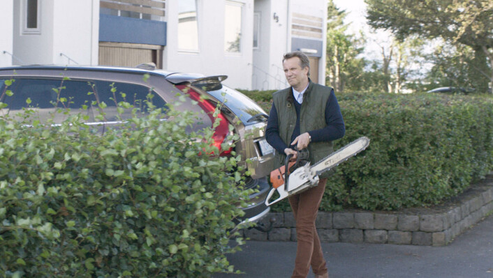 Konrad (Þorsteinn Bachmann) rapidly grows tired of the neighbors' resistance to trimming their tree. Press photo. Konrad (Þorsteinn Bachmann) rapidly grows tired of the neighbors' resistance to trimming their tree. Press photo.