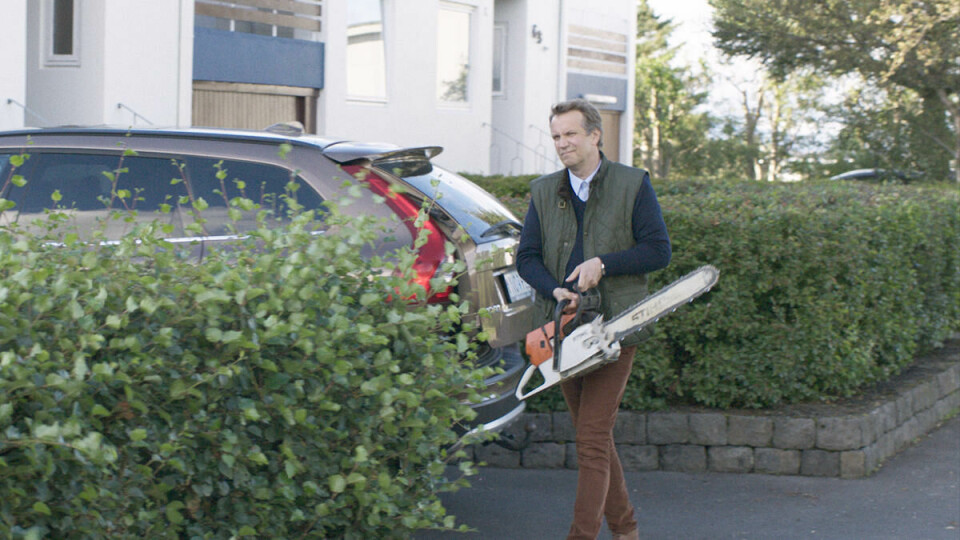 Konrad (Þorsteinn Bachmann) rapidly grows tired of the neighbors' resistance to trimming their tree. Press photo.