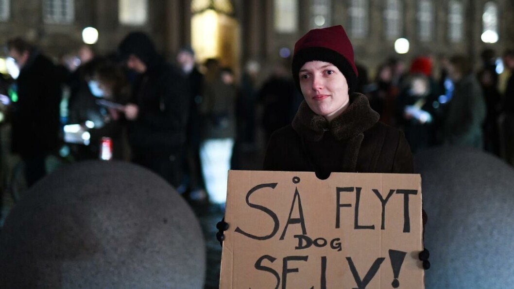 Sint: Historiestudent Kitti Mørch protesterer mot utflyttingsplanene på Christiansborg slottsplass forrige uke. Den siste tiden har hundrevis av studenter tatt til gatene for å protestere mot den danske regjeringens nedskjæringsplaner for danske storbyuniversiteter. Sint: Historiestudent Kitti Mørch protesterer mot utflyttingsplanene på Christiansborg slottsplass forrige uke. Den siste tiden har hundrevis av studenter tatt til gatene for å protestere mot den danske regjeringens nedskjæringsplaner for danske storbyuniversiteter.