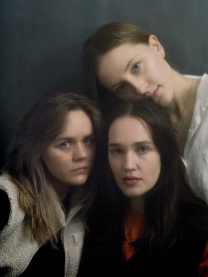Den røde tråden: Ingrid Skåland Lia, Kristin Myhrvold og Ragnhild Moan syr sammen erfaringene sine under pseudonymet erika. Den røde tråden: Ingrid Skåland Lia, Kristin Myhrvold og Ragnhild Moan syr sammen erfaringene sine under pseudonymet erika.