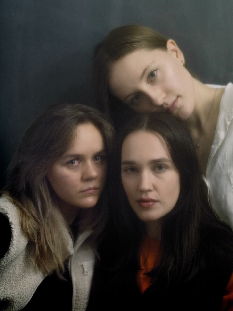 Den røde tråden: Ingrid Skåland Lia, Kristin Myhrvold og Ragnhild Moan syr sammen erfaringene sine under pseudonymet erika. Den røde tråden: Ingrid Skåland Lia, Kristin Myhrvold og Ragnhild Moan syr sammen erfaringene sine under pseudonymet erika.