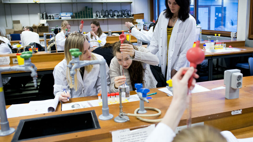 Har undervisningsplikt: Stipendiat Ana Kucera (til høyre) ved Institutt for molekylær biovitenskap ved UiO, underviser studentene Victoria Ariel Larsen (til venstre) og Lisa Kirchner.