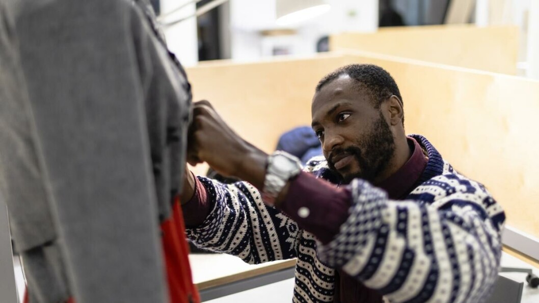 Bevarer plagg: – Tar du ti ghanesere kan sikkert fem av dem sy. Men vi har ikke en moteindustri på lik linje med den man finner her i Skandinavia, forteller Emmanuel Prempeh (32). Bevarer plagg: – Tar du ti ghanesere kan sikkert fem av dem sy. Men vi har ikke en moteindustri på lik linje med den man finner her i Skandinavia, forteller Emmanuel Prempeh (32).