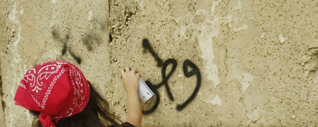 Hjemland: – Vi kaller den for apartheidmuren, sier Malak al-Ghaliz. Her tagger hun «hjemland» på arabisk på muren som skiller Vestbredden og Israel. Hjemland: – Vi kaller den for apartheidmuren, sier Malak al-Ghaliz. Her tagger hun «hjemland» på arabisk på muren som skiller Vestbredden og Israel.