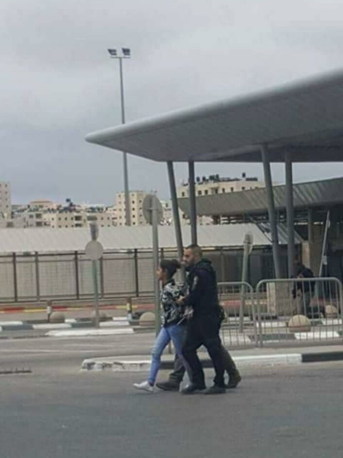 Arrestert: Malak al-Ghaliz ble arrestert som fjortenåring da hun skulle krysse grensekontrollen til Jerusalem. Hun er en av de yngste palesti- nerne som har sittet i israelsk fengsel. Arrestert: Malak al-Ghaliz ble arrestert som fjortenåring da hun skulle krysse grensekontrollen til Jerusalem. Hun er en av de yngste palesti- nerne som har sittet i israelsk fengsel.