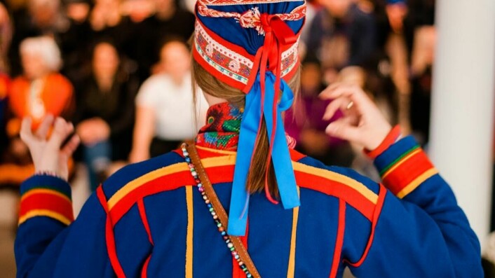 The Gátki: Sámi people from the whole of Sámpi land streamed to the opening in Oslo, wearing their traditional Gátkis. The dominant colors are usually blue, red and yellow and every land, village and even family has their own design.