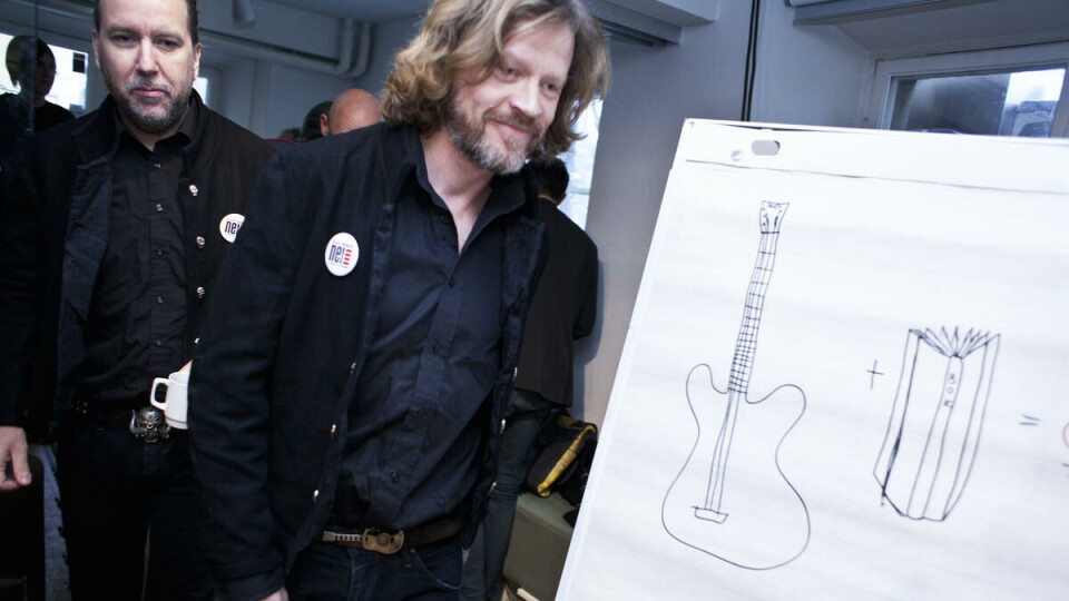 Gitar pluss bok: Aslag Guttormsgaard (t.h.), Ole Petter Andreassen og resten av gutta i Black Debbath er de eneste som får det til å ta av på bygdefest med Fafo og Jon Bing.