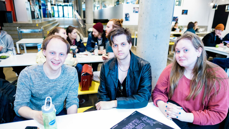 Lettet: Andreårsstudentene på skuespill, Peter Kolbjørnsen (22), Joakim T. Dalen (22) og Anette Dørmænen (22), er glade de slipper å måtte bytte campus. – Men det gjør vondt for identiteten, utbryter Dørmænen om sammenslåingen.