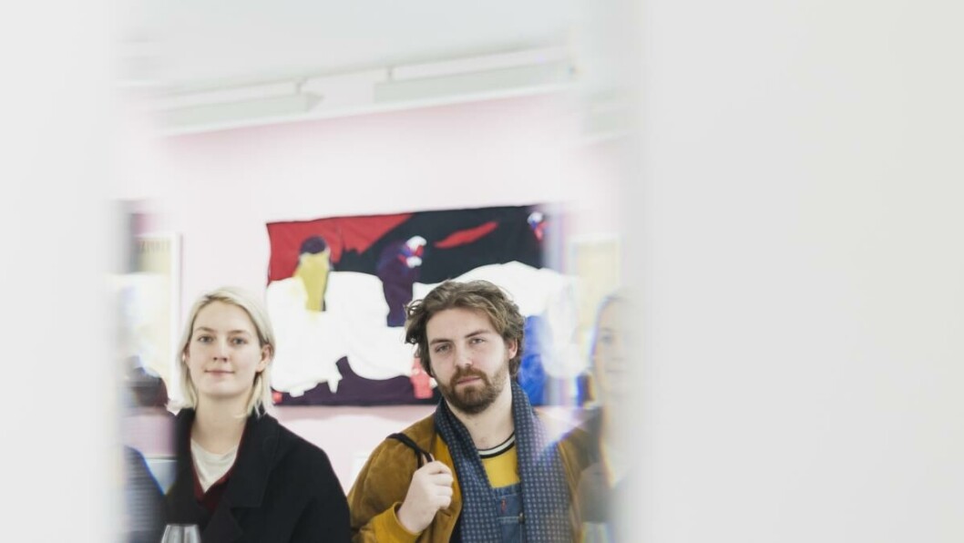 Betraktere: Victoria Margrethe Lampe og August Rosenlund Kvam er med i Unge kunstneres forbund for gratis vin. De møtes for å se på kunst og drikke vin – helt gratis. Betraktere: Victoria Margrethe Lampe og August Rosenlund Kvam er med i Unge kunstneres forbund for gratis vin. De møtes for å se på kunst og drikke vin – helt gratis.