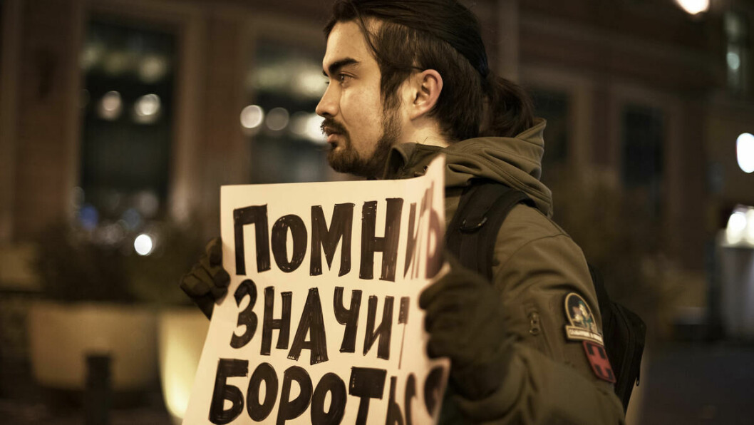 Vlad stands smiling in the middle of St. Petersburg and seems unperturbed by the police presence. «I’m used to it,» he says. His sign reads «To remember is to fight. End fascism!»
