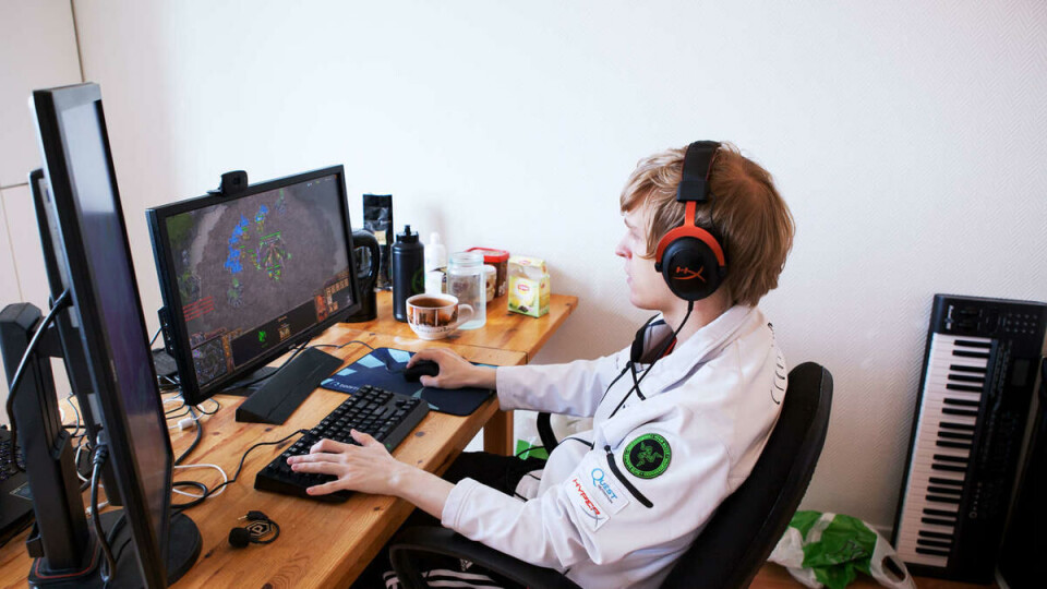 E-sport: Jens Aasgaard makes a living playing computer games. The career as an active e-athlete is short, but can be lucrative.