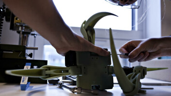 Selvlaget: Delene til robotene printes rett ut av en 3D-printer. De designes først i et program med samme funksjon som word har for tekst, laget for å tegne tredimensjonale figurer. ABS-plast varmes opp og legges lagvis til det blir figuren programmet angir. Her monterer Eivind Samuelsen, PHD-kandidat i robotikk, en uferdig robot. Selvlaget: Delene til robotene printes rett ut av en 3D-printer. De designes først i et program med samme funksjon som word har for tekst, laget for å tegne tredimensjonale figurer. ABS-plast varmes opp og legges lagvis til det blir figuren programmet angir. Her monterer Eivind Samuelsen, PHD-kandidat i robotikk, en uferdig robot.