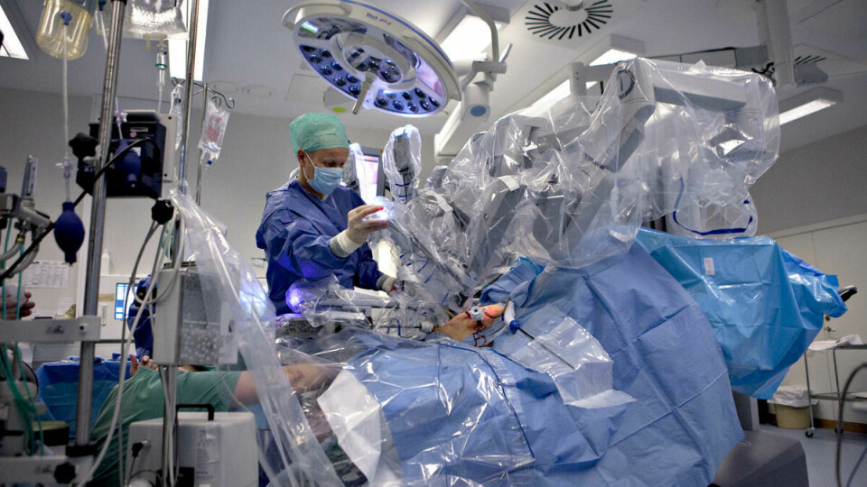 Samarbeid: Kirurg Jon-Roar Hoff og operajsonssykepleier Maaria Miiros-Salonen klargjør «Da Vinci»-maskinen til et prostatainngrep. Metallpinner med kameraer og instrumenter stikkes inn i magen, før roboten kobles på.