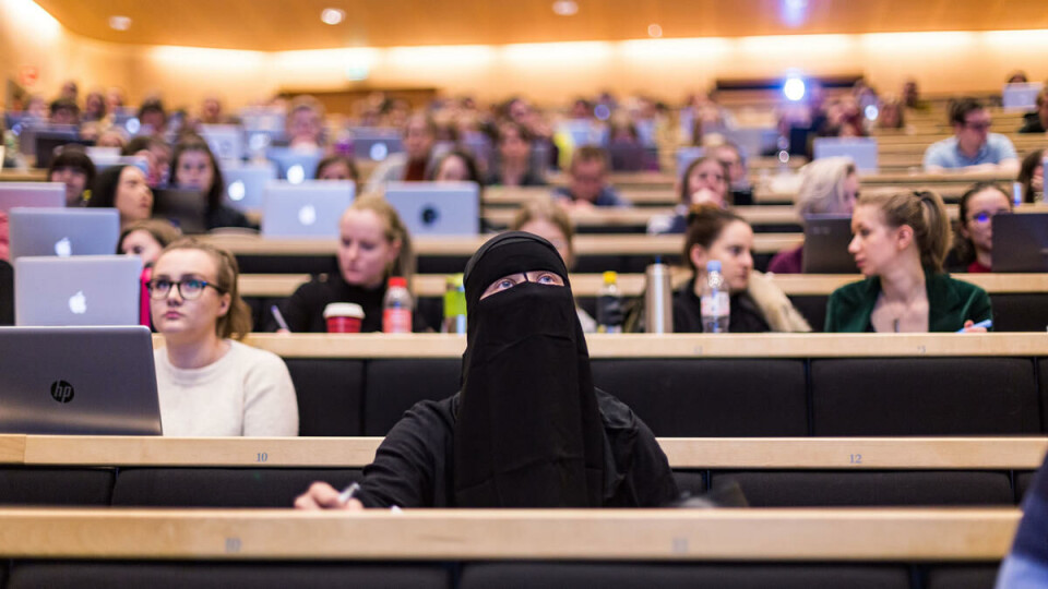 Ensomt: Universitas utsendte er den eneste i forelesningssalen som har på nikab, og det blir godt lagt merke til. Flere studenter skal ha pekt og smilt i skjul.