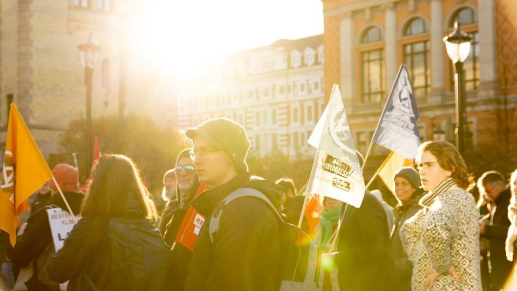 Tar til gatene: Et titalls demonstranter brukte lørdag formiddag til å demonstrere foran Stortinget i Oslo. I Glasgow demonstrerte 100.000. Tar til gatene: Et titalls demonstranter brukte lørdag formiddag til å demonstrere foran Stortinget i Oslo. I Glasgow demonstrerte 100.000.