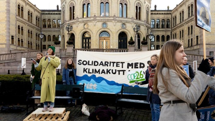 Romslig: Det var nokså godt med plass mellom hver person som møtte opp foran Stortinget lørdag. Romslig: Det var nokså godt med plass mellom hver person som møtte opp foran Stortinget lørdag.