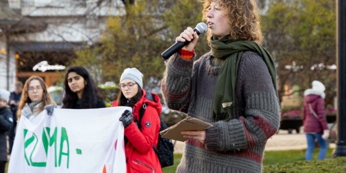 Klimatiltak i solidaritet: Klimaaktivist Susanne Lone fra Extinction Rebellion (XR) inntar den provisoriske scenen foran Stortinget. Hun mener dette klimatoppmøtet blir det viktigste noensinne. Klimatiltak i solidaritet: Klimaaktivist Susanne Lone fra Extinction Rebellion (XR) inntar den provisoriske scenen foran Stortinget. Hun mener dette klimatoppmøtet blir det viktigste noensinne.