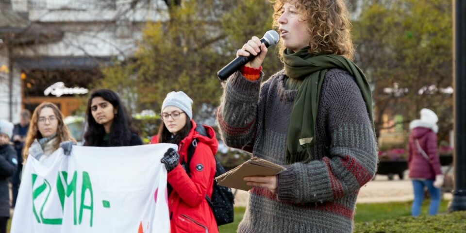 Klimatiltak i solidaritet: Klimaaktivist Susanne Lone fra Extinction Rebellion (XR) inntar den provisoriske scenen foran Stortinget. Hun mener dette klimatoppmøtet blir det viktigste noensinne.