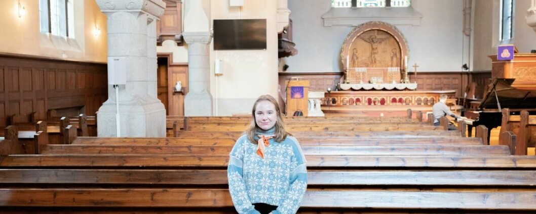 En god klem: Til tross for at Korshavn ikke er kristen selv, føler hun seg godt mottatt i kirken.