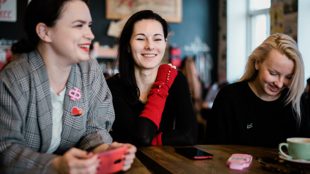 No boys club: Eva Moor (36) (t.v), Katya Fedorova (28) og Kseniia Melenchuk (28) startet feministbevegelsen «Feminologue» i Vladivostok i 2017. De holder fester og arrangementer kun for kvinner cirka annenhver måned – for å bygge en arena hvor kvinner i den russiske byen kan diskutere temaer de ikke har følt at det har vært rom for å diskutere offentlig tidligere.
Foto: Roar Blåsmo-Falnes No boys club: Eva Moor (36) (t.v), Katya Fedorova (28) og Kseniia Melenchuk (28) startet feministbevegelsen «Feminologue» i Vladivostok i 2017. De holder fester og arrangementer kun for kvinner cirka annenhver måned – for å bygge en arena hvor kvinner i den russiske byen kan diskutere temaer de ikke har følt at det har vært rom for å diskutere offentlig tidligere.
Foto: Roar Blåsmo-Falnes