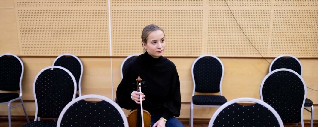 Victoria Willumsen Lewis går sitt tredje år av ein bachelorgrad på Barrat Due musikkinstitutt. Ho går inn i ein bransje styrt av offentlege bevillingar og håper kulturministeren vil bidra til å lyfte opp klassisk musikk. Victoria Willumsen Lewis går sitt tredje år av ein bachelorgrad på Barrat Due musikkinstitutt. Ho går inn i ein bransje styrt av offentlege bevillingar og håper kulturministeren vil bidra til å lyfte opp klassisk musikk.
