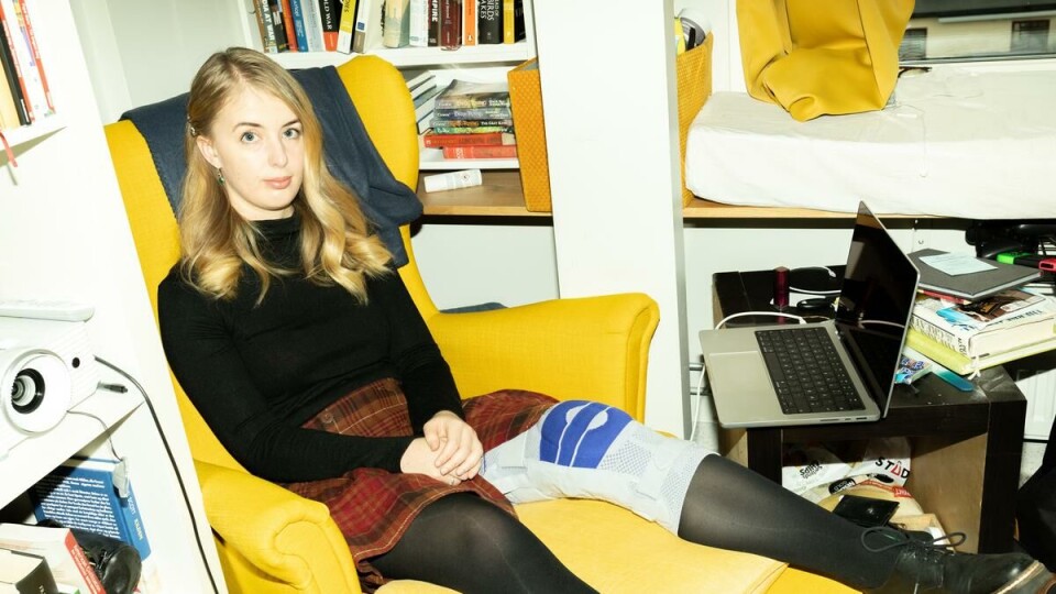 Brudd: Anne Maeve Ellis (24) bor i St. Hanshaugen studentby og går på krykker på grunn av et brudd i kneet. Det gjør at gjentakende brannalarmer er ekstra frustrerende, sier hun.