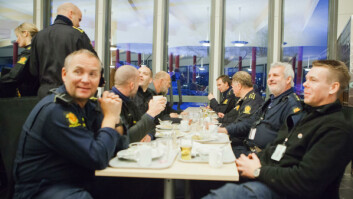 Norges tryggeste kantine?: Politifolkene spiser middag mens hundene venter utenfor.