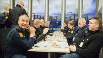 Norges tryggeste kantine?: Politifolkene spiser middag mens hundene venter utenfor. Norges tryggeste kantine?: Politifolkene spiser middag mens hundene venter utenfor.
