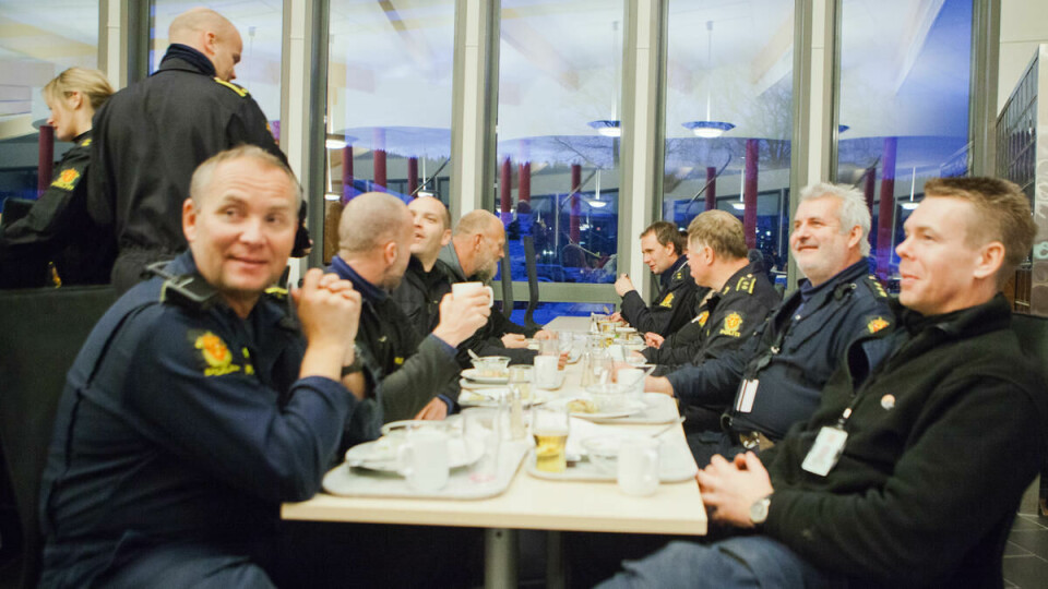 Norges tryggeste kantine?: Politifolkene spiser middag mens hundene venter utenfor.