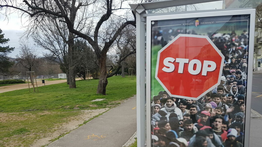 Tydelig budskap: Det er vanskelig å misforstå budskapet i plakaten som henger i utkanten av Budapest sentrum. Rundt hele byen henger det lignende plakater. Tilsynelatende er det få ungarere som enser dem. Foto: Mads Randen