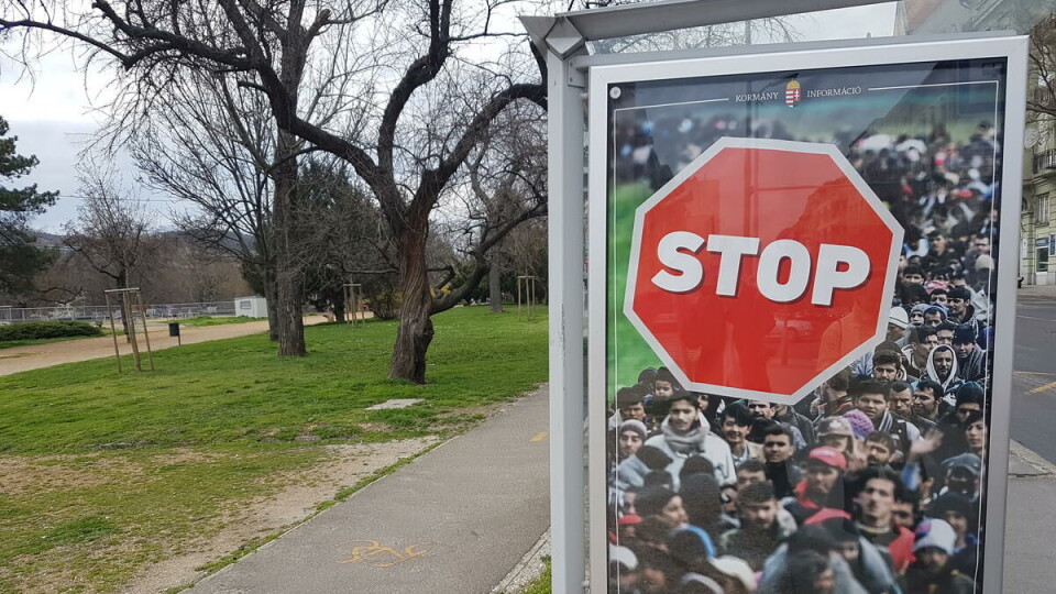 Tydelig budskap: Det er vanskelig å misforstå budskapet i plakaten som henger i utkanten av Budapest sentrum. Rundt hele byen henger det lignende plakater. Tilsynelatende er det få ungarere som enser dem. Foto: Mads Randen