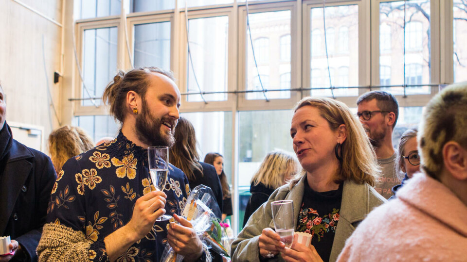 Minglestemning: Det er torsdag kveld og premierefest på KHiO for «This is it». Det har akkurat vært førpremiere på seriens andre del om livet etter KHiO, og gjestene har blitt loset ut i foajeen til mingling og forfriskninger. Her ser vi Aleksander Sahr, en av studentene som følges i serien.