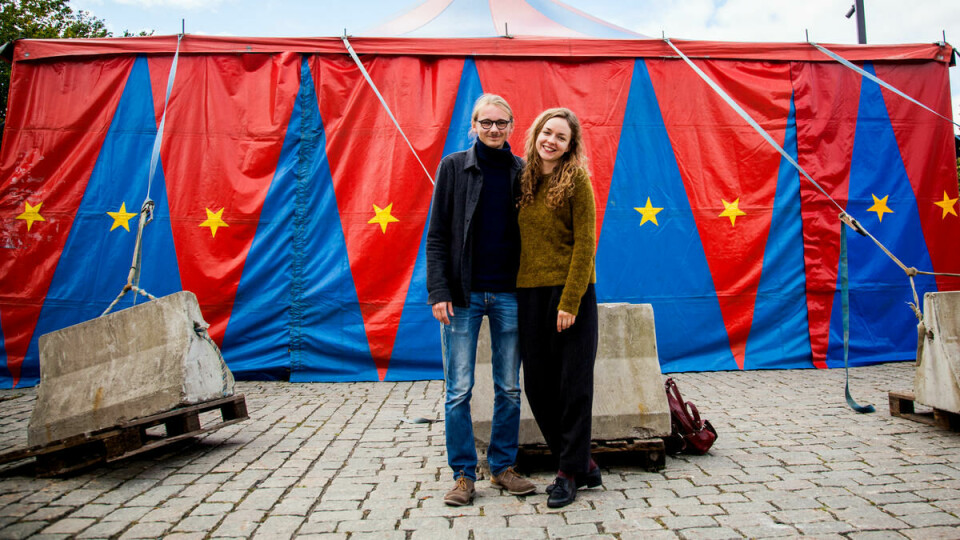 Arrangører: Julia Wiedlocha og Ola Mile Bruland har gjort Frederikkeplassen til en festplass. Foto: Paul Patrick Børhaug