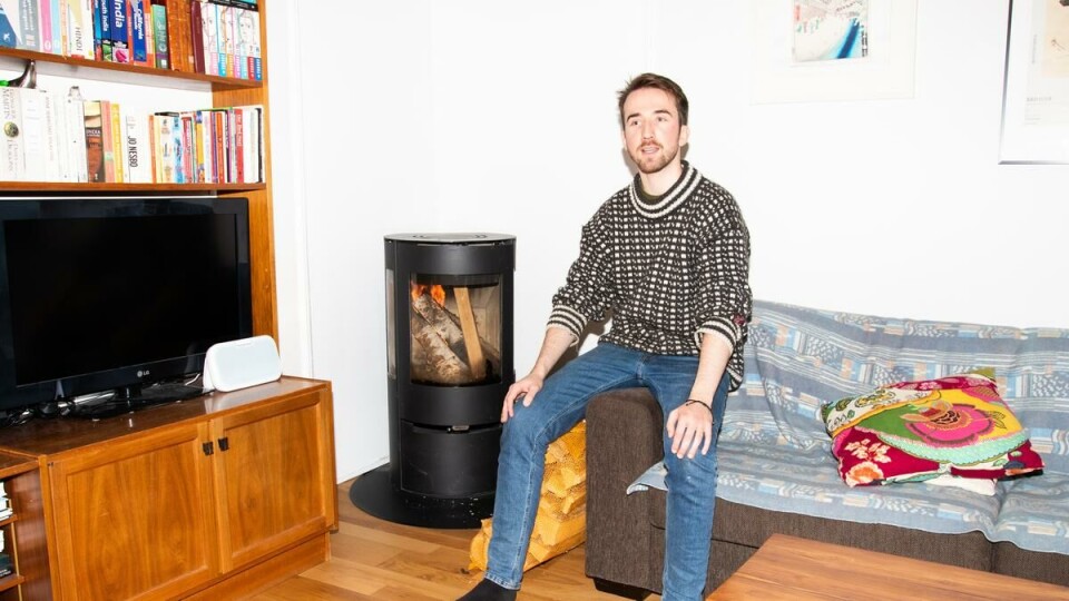 God fyr: Haakon Vognild fyrer i ovnen for å spare strøm, om vinteren.