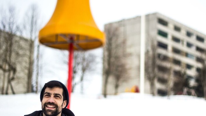 GRORUDDALSSATSNINGEN: I romanen beskriver Zeshan hvordan den gule lampen, også kjent som «Verdens høyeste lampe». Den ble avduket midt mellom boligblokkene på Haugenstua ble et tydelig symbol på det som etterhvert skulle bli kjent som Groruddalssatsningen. Men det var ikke alle som var like fornøyde med lampen. GRORUDDALSSATSNINGEN: I romanen beskriver Zeshan hvordan den gule lampen, også kjent som «Verdens høyeste lampe». Den ble avduket midt mellom boligblokkene på Haugenstua ble et tydelig symbol på det som etterhvert skulle bli kjent som Groruddalssatsningen. Men det var ikke alle som var like fornøyde med lampen.