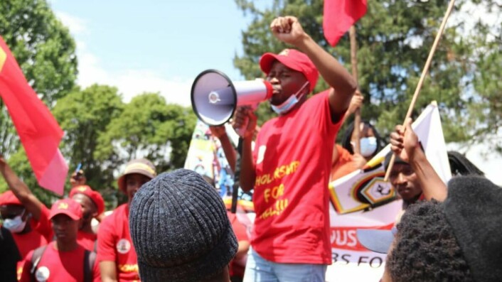 I eksil: Lederne av studentorganisasjonen SNUS har måttet flykte landet. Lederen Sacolo Bafanabakhe ser demonstrasjoene utspille seg fra utlandet.