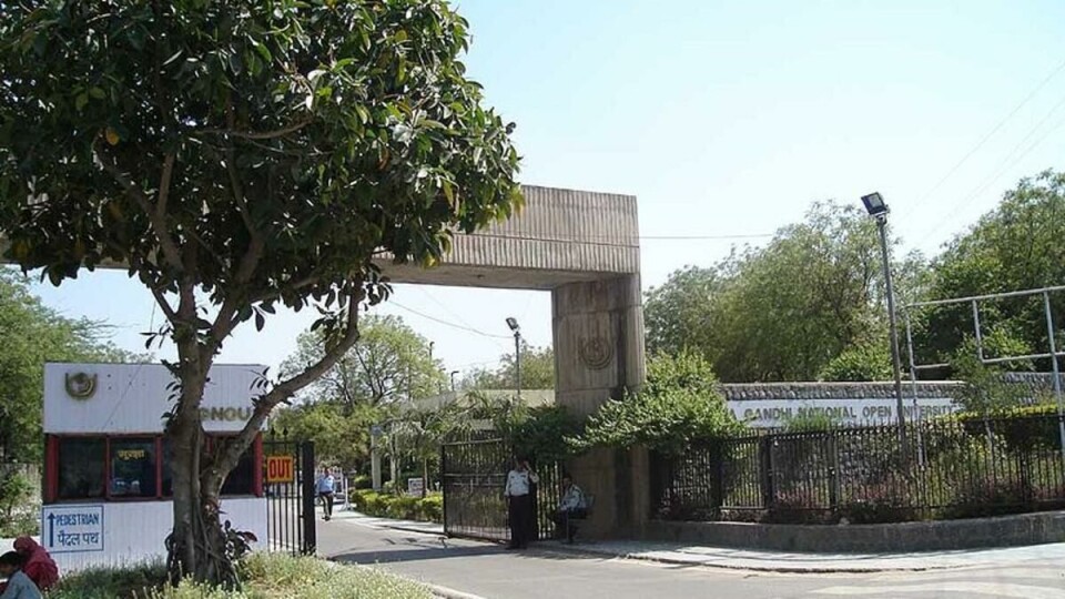 Millionuniversitet 1: Her er inngangsporten til Indira Gandhi National Open University, som ligger i New Delhi, India og er det universitetet med flest studenter i hele verden. FOTO: Wikimedia Commons/PankajKhare