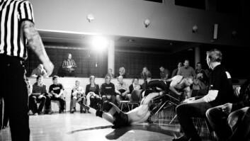 Publikumsmagnet: Victor Dale sender Aron Frost ut på femte rad i minnekampen dedikert den avdøde wrestleren Isak Publikumsmagnet: Victor Dale sender Aron Frost ut på femte rad i minnekampen dedikert den avdøde wrestleren Isak