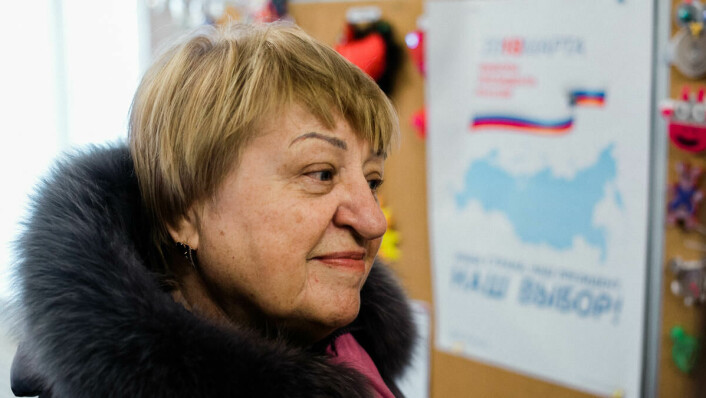 STEMMER FOR STABILITET: Ekaterina (72) vil ikke si hvem hun stemmer på da Universitas møter henne i valglokalet i Vladivostok søndag formiddag. Derimot snakker hun åpent om at hun er imot Putin-kritikernes oppfordring til boikott av valget.