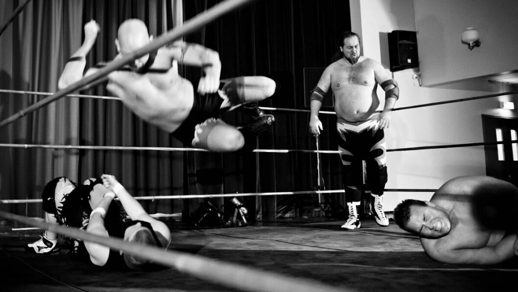 Smertens teater: Med deng som mål, danser NWFs wrestlere rundt i ringen.