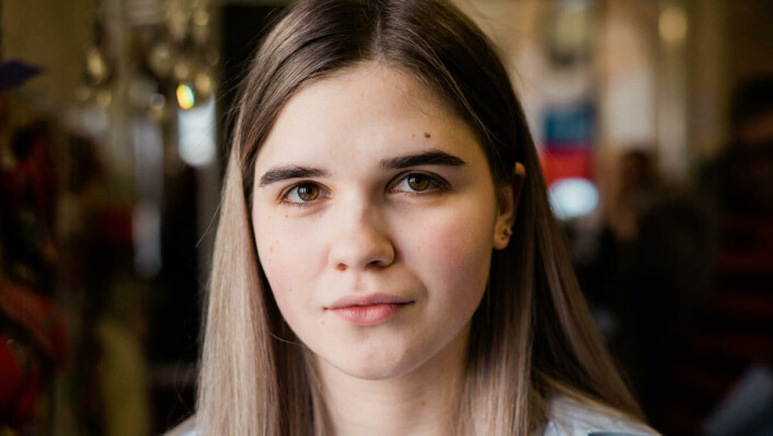 OBSERVERER: Økonomistudenten Veronika (18) tilbringer mellom seks og syv timer i det lille valglokalet, for å følge med på at alt går riktig for seg. Selv skal hun stemme på kommunistpartiets kandidat, Pavel Grudinin, søndag. OBSERVERER: Økonomistudenten Veronika (18) tilbringer mellom seks og syv timer i det lille valglokalet, for å følge med på at alt går riktig for seg. Selv skal hun stemme på kommunistpartiets kandidat, Pavel Grudinin, søndag.
