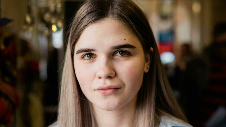 OBSERVERER: Økonomistudenten Veronika (18) tilbringer mellom seks og syv timer i det lille valglokalet, for å følge med på at alt går riktig for seg. Selv skal hun stemme på kommunistpartiets kandidat, Pavel Grudinin, søndag.
