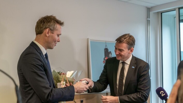 Stafettpinnen videre: Henrik Asheim (H) har vært forsknings- og høyere utdanningsminister siden 2020. Nå gir han nøkkelkortet til påtroppende Ola Borten Moe og forlater kunnskapsdepartementet. Stafettpinnen videre: Henrik Asheim (H) har vært forsknings- og høyere utdanningsminister siden 2020. Nå gir han nøkkelkortet til påtroppende Ola Borten Moe og forlater kunnskapsdepartementet.
