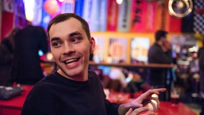 «FAKE ELECTION»: Psykologi-studenten Konstantsin Koryagin (23) vet godt at favorittkandidaten Pavel Grudinin kan ha bånd til Kreml. I motsetning til mange av vennene vil han likevel ikke boikotte presidentvalget søndag. «FAKE ELECTION»: Psykologi-studenten Konstantsin Koryagin (23) vet godt at favorittkandidaten Pavel Grudinin kan ha bånd til Kreml. I motsetning til mange av vennene vil han likevel ikke boikotte presidentvalget søndag.