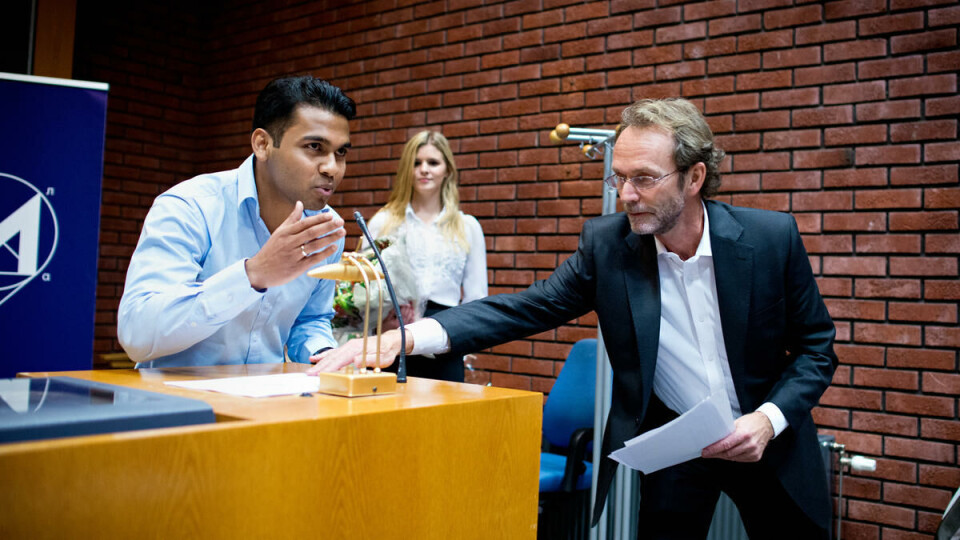 Skrev om finanskrise: Vinneren av beste oppgave i makroøkonomi ble Rajeevan Paramasivam (t.v.). Her sammen med jurymedlem Harald Magnus Andreassen, sjefsøkonom i Swedbank First Securities.