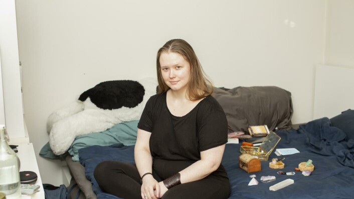 Krystaller og kosedyr: June Ingara Grøndahl foretrekker å gjennomføre ritualene sine i hjemlige omgivelser. Krystaller og kosedyr: June Ingara Grøndahl foretrekker å gjennomføre ritualene sine i hjemlige omgivelser.