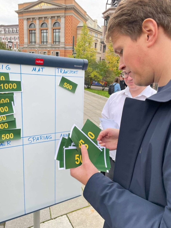 Trangt budsjett: Utdanningspolitisk talsperson i Arbeiderpartiet Torstein Tvedt Solberg ble bedt om å sette opp et studentbudsjett av studentene. Trangt budsjett: Utdanningspolitisk talsperson i Arbeiderpartiet Torstein Tvedt Solberg ble bedt om å sette opp et studentbudsjett av studentene.
