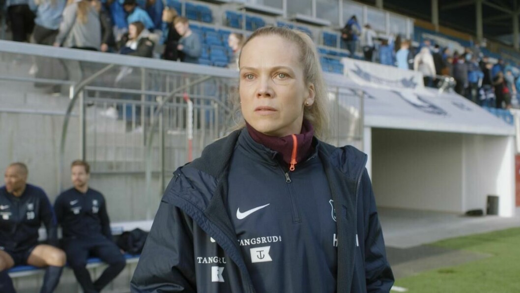 Helena Mikkelsen gir patriarkatet et spark i ballene. Foto: NRK