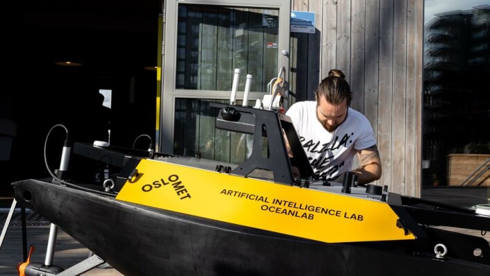 Mekking: Magnus Kjelsaas mekker og gjør denne autonome båten tilgjengelig for folk. Mekking: Magnus Kjelsaas mekker og gjør denne autonome båten tilgjengelig for folk.
